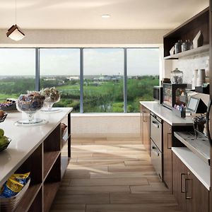 Premium High Floor Guest Room 1 King Delta Pantry Access